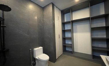 THREE STOREY WITH 6 BEDROOMS FOR SALE NEAR SKYWAY BETTER LIVING