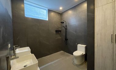 THREE STOREY WITH 6 BEDROOMS FOR SALE NEAR SKYWAY BETTER LIVING