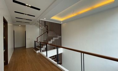 THREE STOREY WITH 6 BEDROOMS FOR SALE NEAR SKYWAY BETTER LIVING