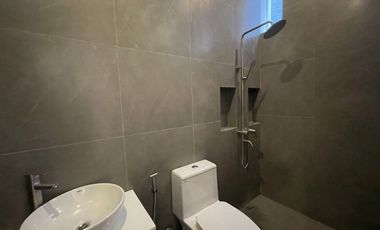 THREE STOREY WITH 6 BEDROOMS FOR SALE NEAR SKYWAY BETTER LIVING