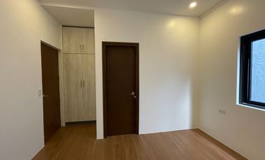THREE STOREY WITH 6 BEDROOMS FOR SALE NEAR SKYWAY BETTER LIVING