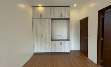 THREE STOREY WITH 6 BEDROOMS FOR SALE NEAR SKYWAY BETTER LIVING