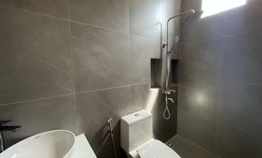 THREE STOREY WITH 6 BEDROOMS FOR SALE NEAR SKYWAY BETTER LIVING