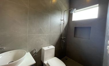 THREE STOREY WITH 6 BEDROOMS FOR SALE NEAR SKYWAY BETTER LIVING