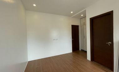THREE STOREY WITH 6 BEDROOMS FOR SALE NEAR SKYWAY BETTER LIVING