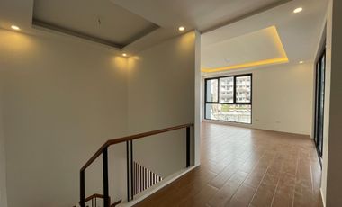 THREE STOREY WITH 6 BEDROOMS FOR SALE NEAR SKYWAY BETTER LIVING