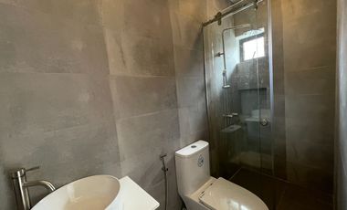 THREE STOREY WITH 6 BEDROOMS FOR SALE NEAR SKYWAY BETTER LIVING