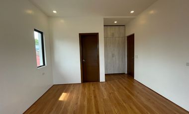 THREE STOREY WITH 6 BEDROOMS FOR SALE NEAR SKYWAY BETTER LIVING