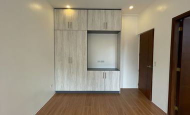 THREE STOREY WITH 6 BEDROOMS FOR SALE NEAR SKYWAY BETTER LIVING
