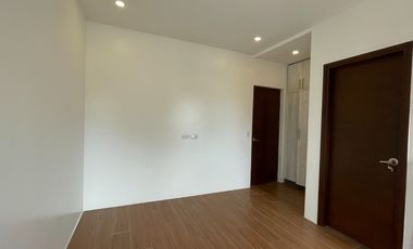 THREE STOREY WITH 6 BEDROOMS FOR SALE NEAR SKYWAY BETTER LIVING