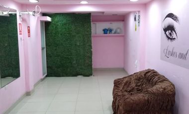 Se vende Casa Comercial, con local y Departamentos frente a Avenida, en Villa El Salvador