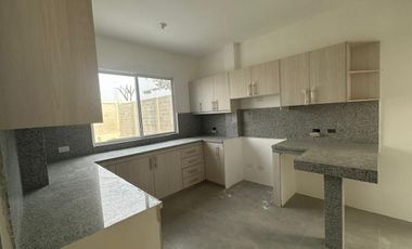 Casa en venta en Porton del Rio, cerca del colegio Torremar