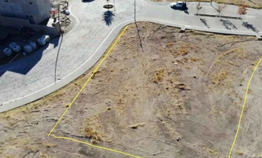 Terreno en esquina frente a glorieta en Lago de Jurquilla