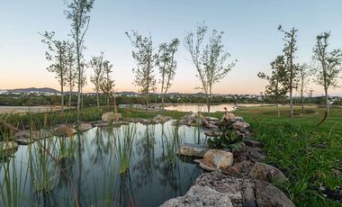 Terreno en esquina frente a glorieta en Lago de Jurquilla
