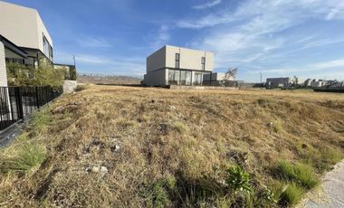 Terreno con excelente ubicación y orientación en Lomas del Campanario Norte