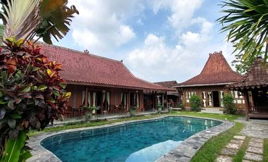 Villa Joglo Etnik dengan Kolam Renang di Tajem