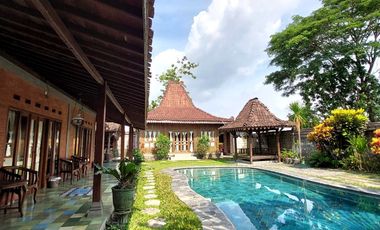 Villa Joglo Etnik dengan Kolam Renang di Tajem