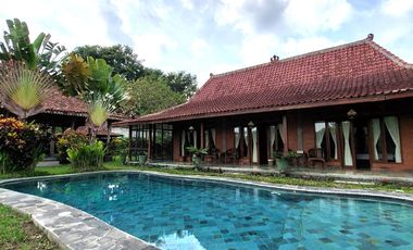 Villa Joglo Etnik dengan Kolam Renang di Tajem