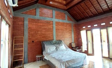 Villa Joglo Etnik dengan Kolam Renang di Tajem