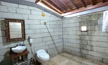 Villa Joglo Etnik dengan Kolam Renang di Tajem