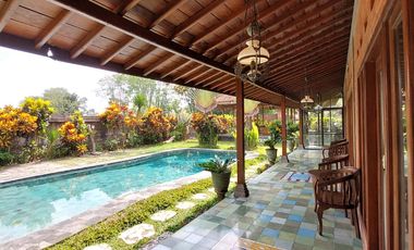 Villa Joglo Etnik dengan Kolam Renang di Tajem