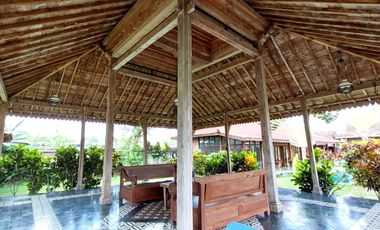 Villa Joglo Etnik dengan Kolam Renang di Tajem