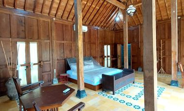 Villa Joglo Etnik dengan Kolam Renang di Tajem