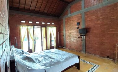 Villa Joglo Etnik dengan Kolam Renang di Tajem