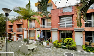 Extraordinaria casa remodelada y ampliada en la Avenida Sur con 4 alcoba y 4 baños. Mercasa. Pereira
