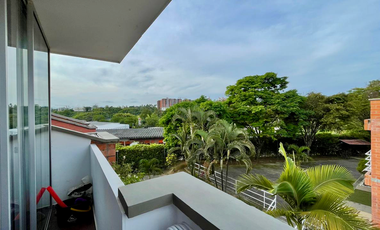 Extraordinaria casa remodelada y ampliada en la Avenida Sur con 4 alcoba y 4 baños. Mercasa. Pereira