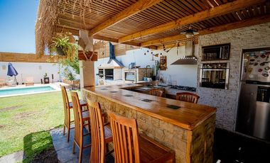 SE VENDE CASA EN CALLE PADRE HURTADO, SECTOR SUR.