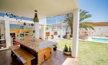 SE VENDE CASA EN CALLE PADRE HURTADO, SECTOR SUR.