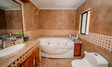 SE VENDE CASA EN CALLE PADRE HURTADO, SECTOR SUR.