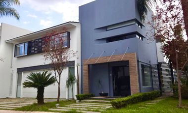 LUJOSA Y AMPLIA CASA EN VALLE REAL