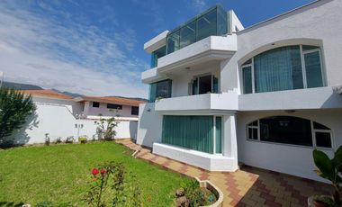 De venta en CUMBAYA - LA PRIMAVERA. Espectacular casa de 5 dormitorios.