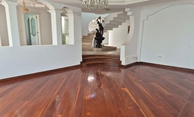 De venta en CUMBAYA - LA PRIMAVERA. Espectacular casa de 5 dormitorios.