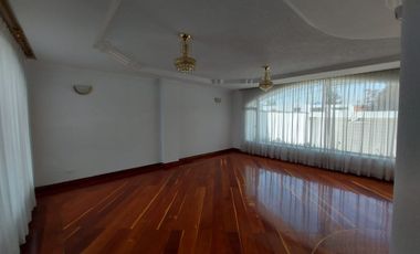 De venta en CUMBAYA - LA PRIMAVERA. Espectacular casa de 5 dormitorios.