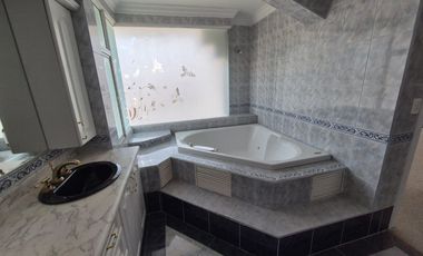 De venta en CUMBAYA - LA PRIMAVERA. Espectacular casa de 5 dormitorios.