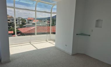 De venta en CUMBAYA - LA PRIMAVERA. Espectacular casa de 5 dormitorios.