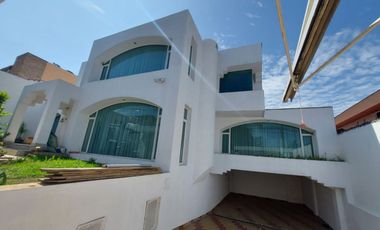 De venta en CUMBAYA - LA PRIMAVERA. Espectacular casa de 5 dormitorios.