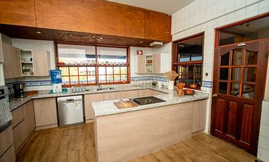 SE VENDE HERMOSA CASA EN SECTOR SUR DE LA CIUDAD.