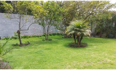 Vendo Quinta en el Quinche sector La Victoria 303 m2 de construcción. Con Piscina.