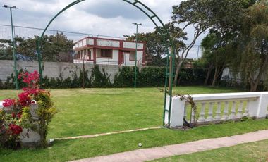 Vendo Quinta en el Quinche sector La Victoria 303 m2 de construcción. Con Piscina.