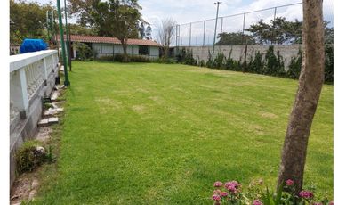 Vendo Quinta en el Quinche sector La Victoria 303 m2 de construcción. Con Piscina.