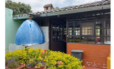 Vendo Quinta en el Quinche sector La Victoria 303 m2 de construcción. Con Piscina.