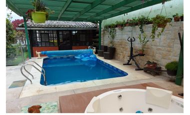 Vendo Quinta en el Quinche sector La Victoria 303 m2 de construcción. Con Piscina.