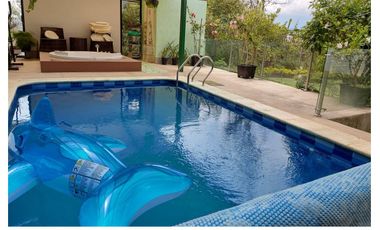 Vendo Quinta en el Quinche sector La Victoria 303 m2 de construcción. Con Piscina.