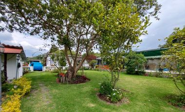 Vendo Quinta en el Quinche sector La Victoria 303 m2 de construcción. Con Piscina.