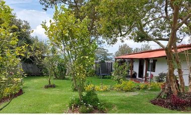 Vendo Quinta en el Quinche sector La Victoria 303 m2 de construcción. Con Piscina.