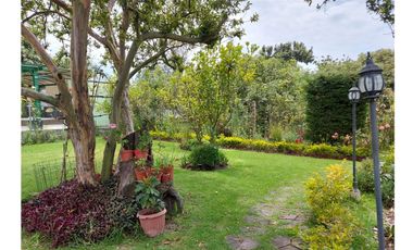 Vendo Quinta en el Quinche sector La Victoria 303 m2 de construcción. Con Piscina.